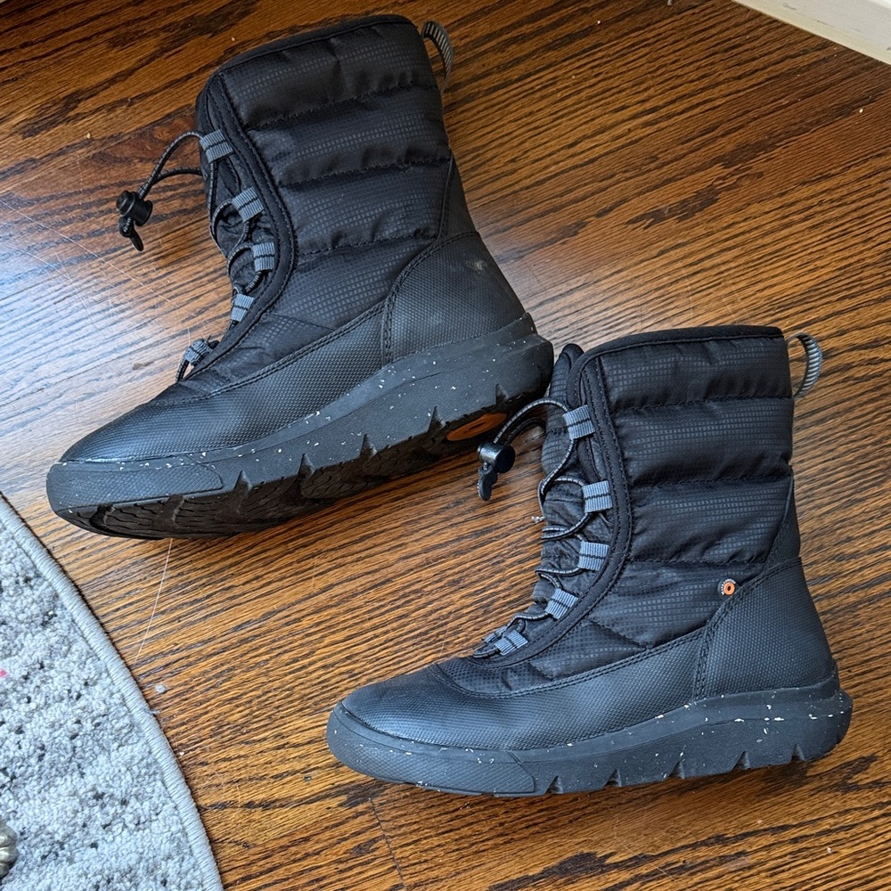 LIKE NEW! Bogs Black Youth Winter Boots